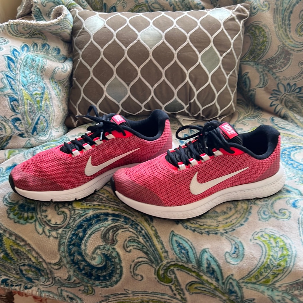 Nike Woman Size 9 Athletic Shoes Very Very GoodExcellent ConditionVery Clean Nike Woman Size 9 Athletic Shoes Very Very GoodExcellent ConditionVery Clean